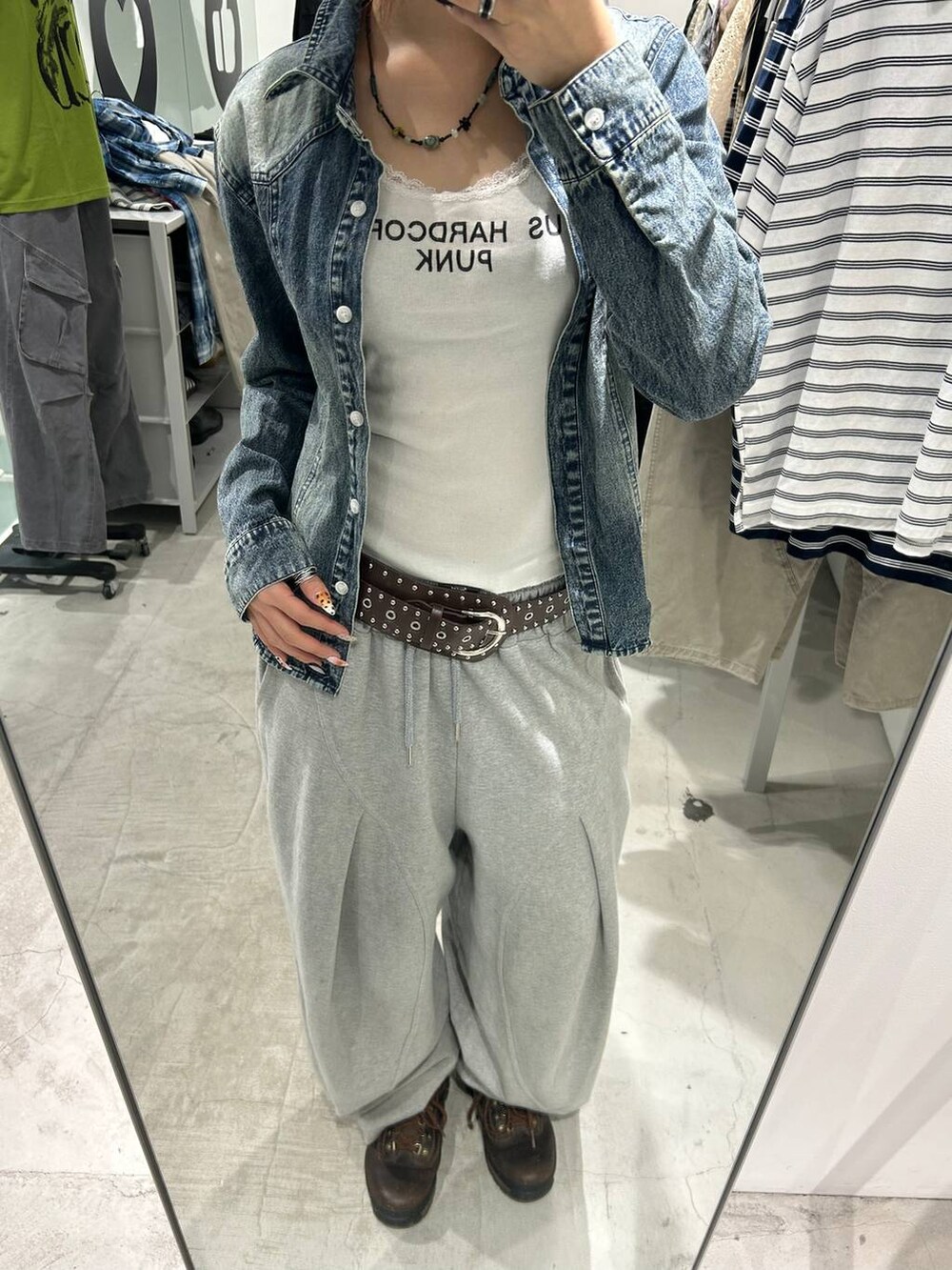 グレー系のスウェットパンツ、ブルー系のシャツ/ブラウスを着用したレディースの春コーディネートの2枚目の写真