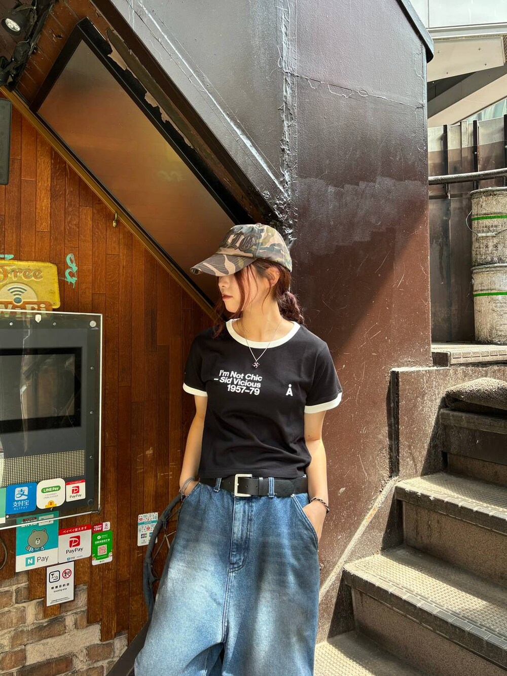 ブラック系のTシャツ/カットソーを着用したレディースの夏コーディネートの2枚目の写真