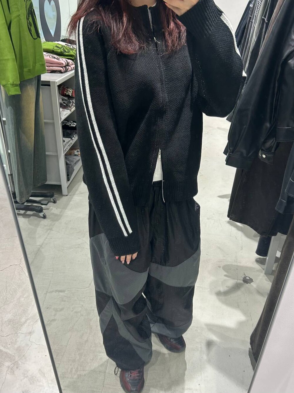 ブラック系のその他パンツ、ブラック系のニット/セーターを着用したレディースの秋コーディネートの2枚目の写真