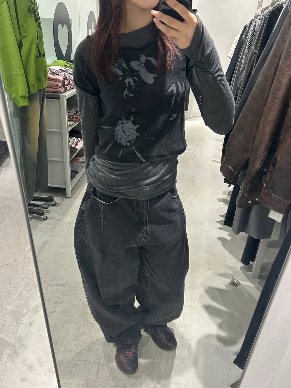 ブラック系のデニムパンツ、グレー系のTシャツ/カットソーを着用したレディースの秋コーディネートの2枚目の写真