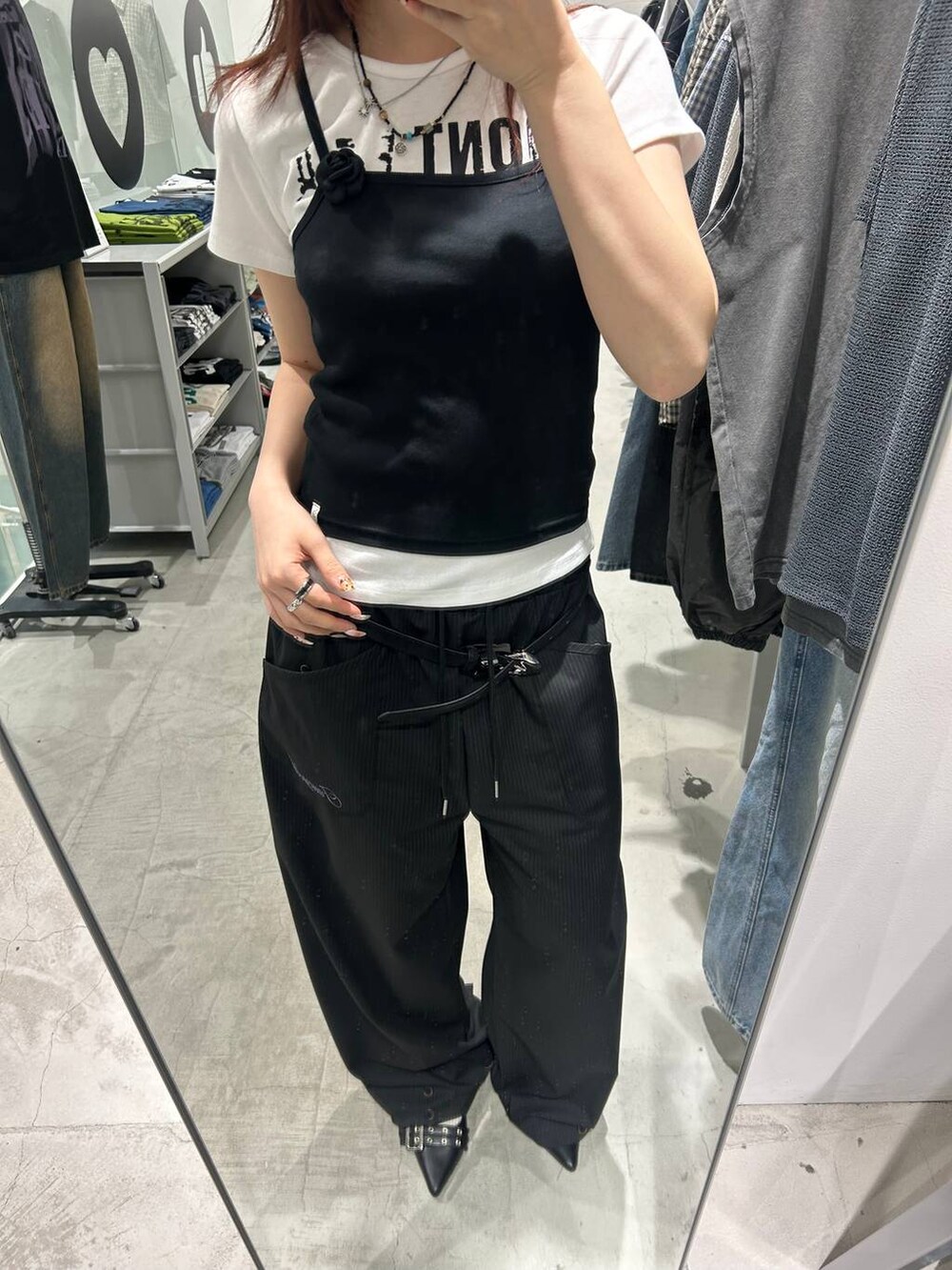 ブラック系のTシャツ/カットソー、ブラック系のスラックスを着用したレディースの春コーディネートの2枚目の写真