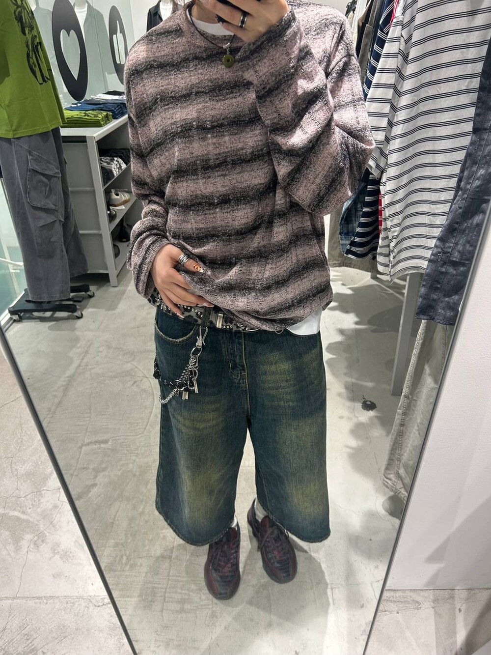 ホワイト系のTシャツ/カットソー、ピンク系のTシャツ/カットソーを着用したレディースの春コーディネートの2枚目の写真