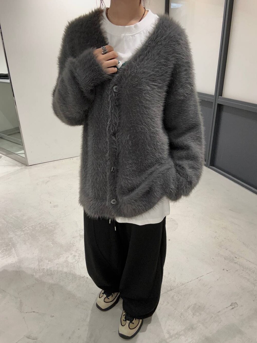 ブラック系のスウェットパンツ、グレー系のカーディガン/ボレロを着用したレディースの秋コーディネートの2枚目の写真