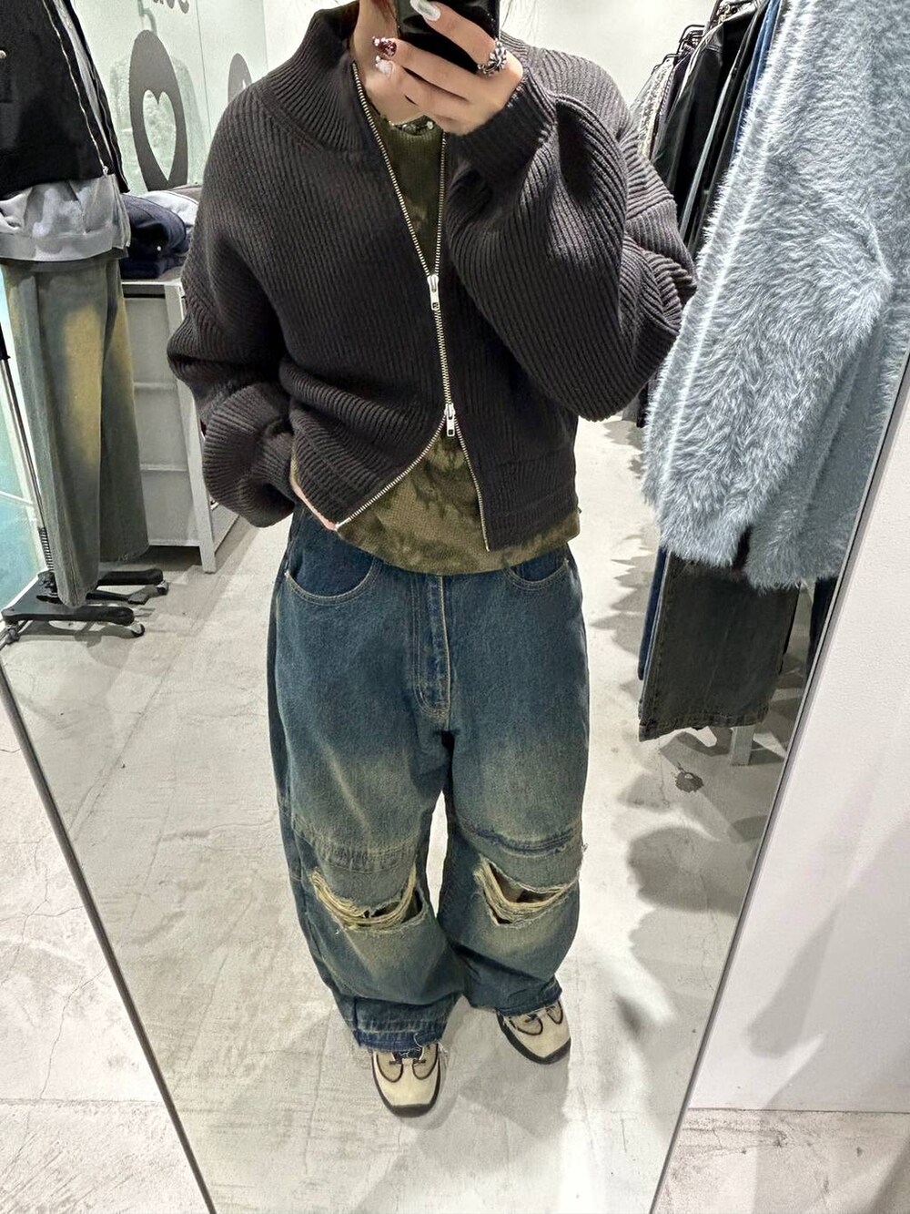 グリーン系のブルゾンを着用したレディースの秋コーディネートの2枚目の写真