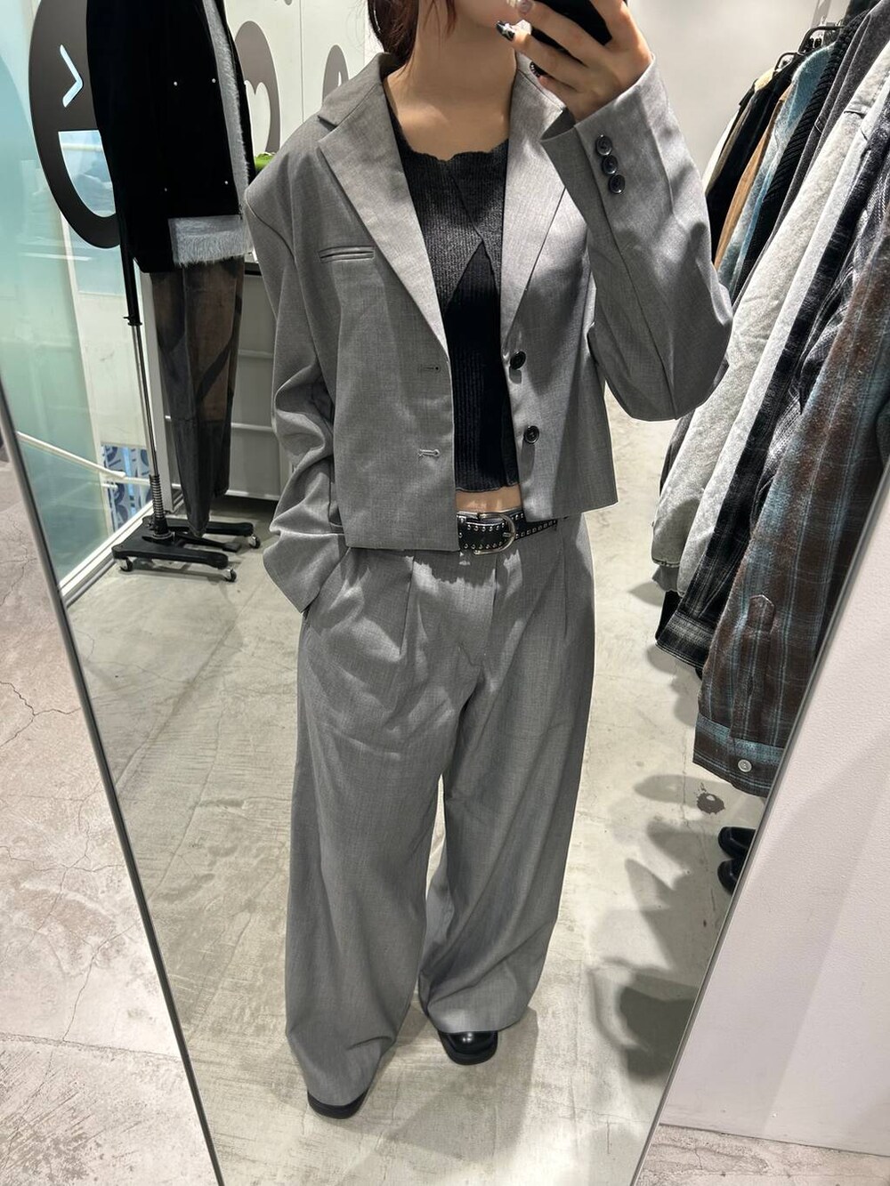 グレー系のスラックス、グレー系のテーラードジャケットを着用したレディースの冬コーディネートの2枚目の写真