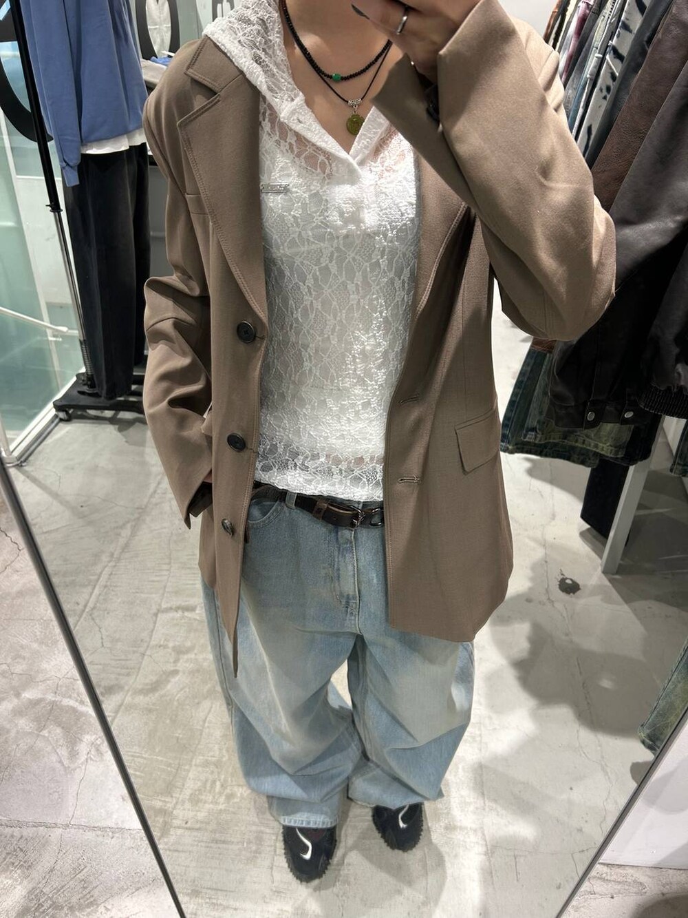 ブラウン系のテーラードジャケット、ホワイト系のTシャツ/カットソーを着用したレディースの春コーディネートの2枚目の写真