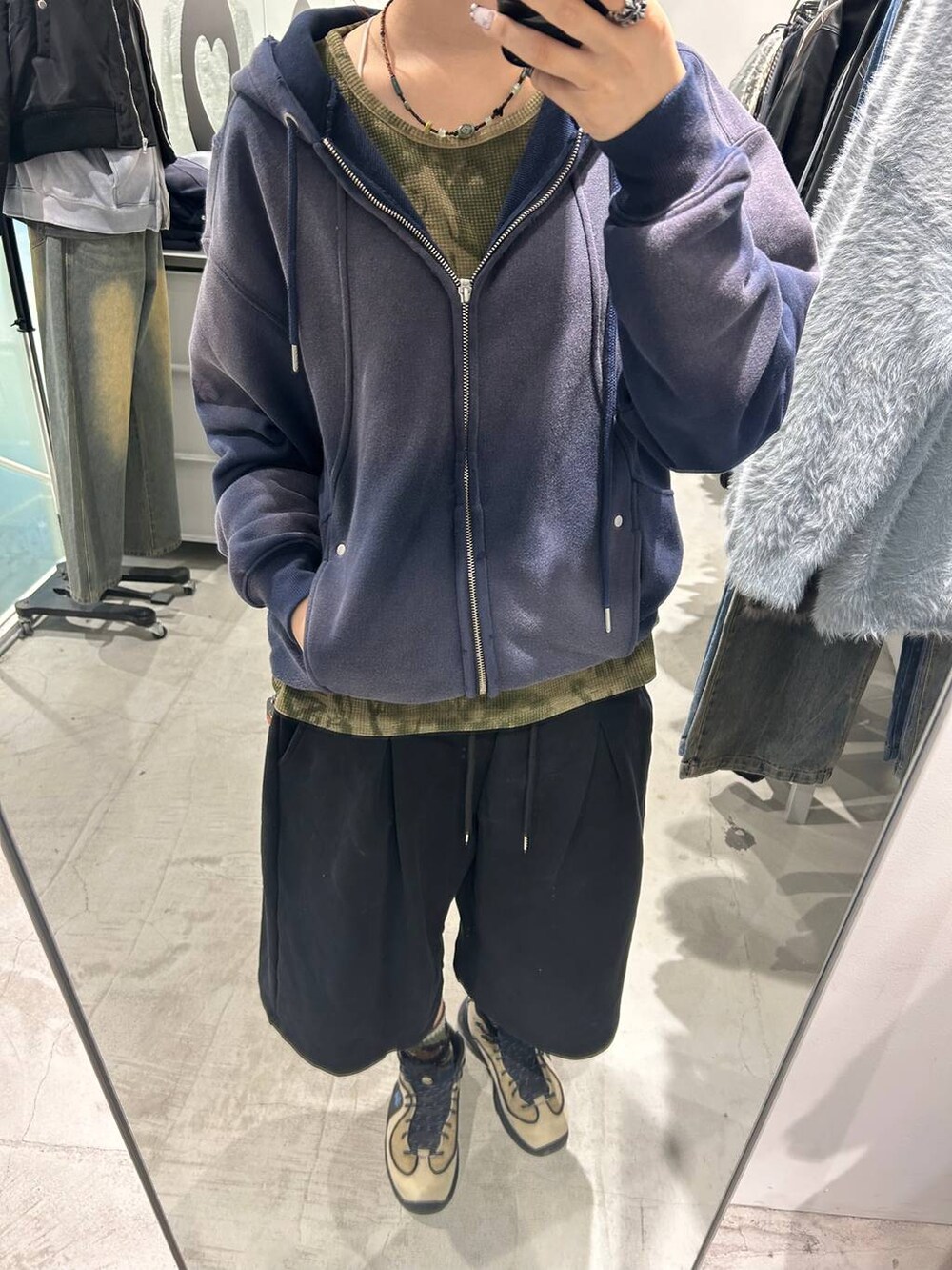 ブルー系のパーカーを着用したレディースの秋コーディネートの2枚目の写真