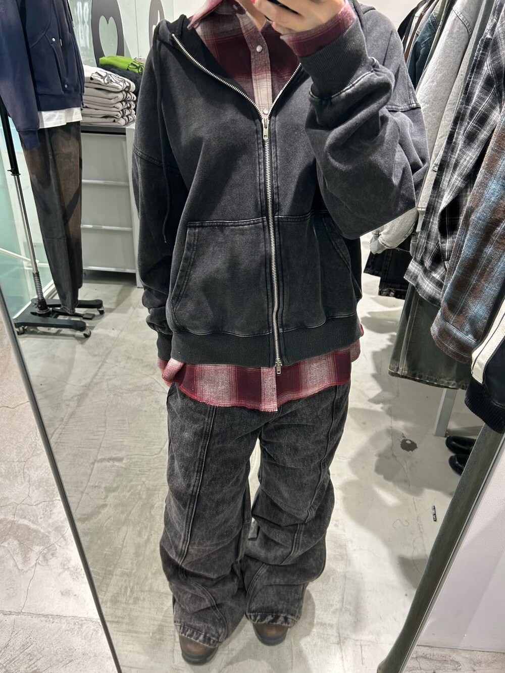 ブラック系のパーカー、ブラック系のデニムパンツを着用したレディースの冬コーディネートの2枚目の写真