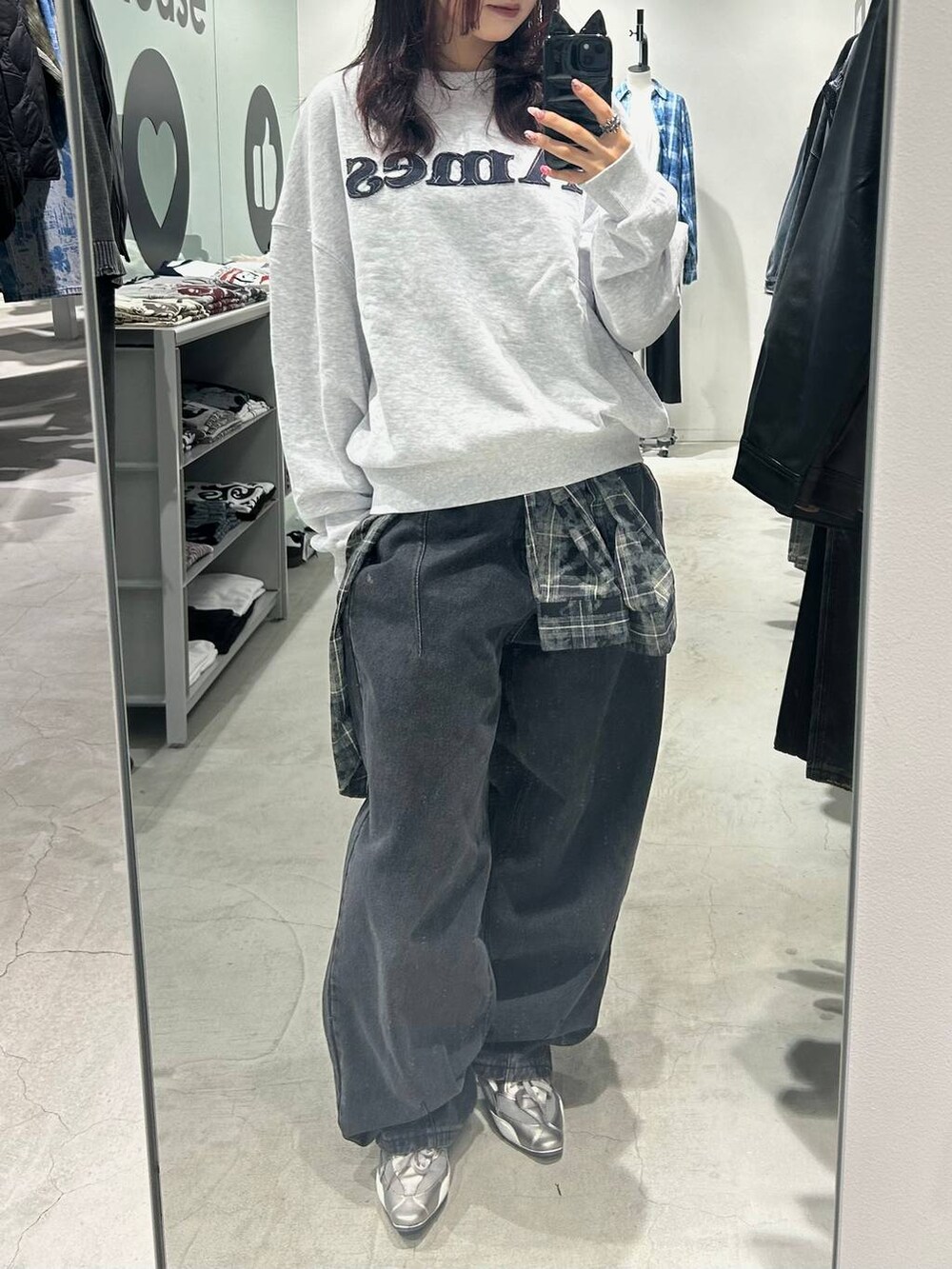 ブラック系のデニムパンツ、ブラック系のシャツ/ブラウス、グレー系のスウェットを着用したレディースの秋コーディネートの2枚目の写真