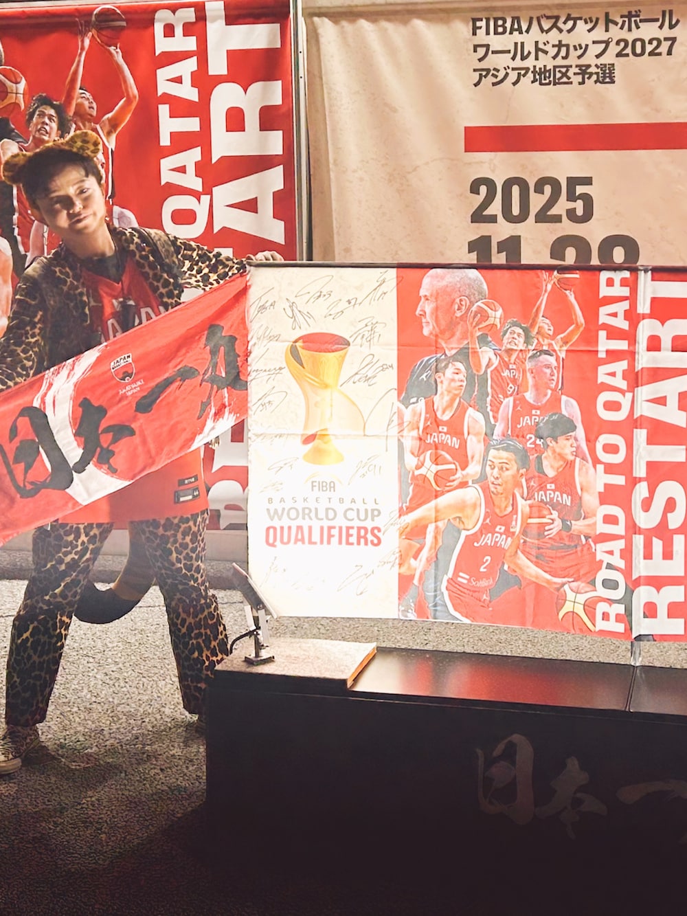 その他のテーラードジャケット、その他のその他パンツ、その他のヘアバンドを着用したレディースの秋コーディネートの2枚目の写真