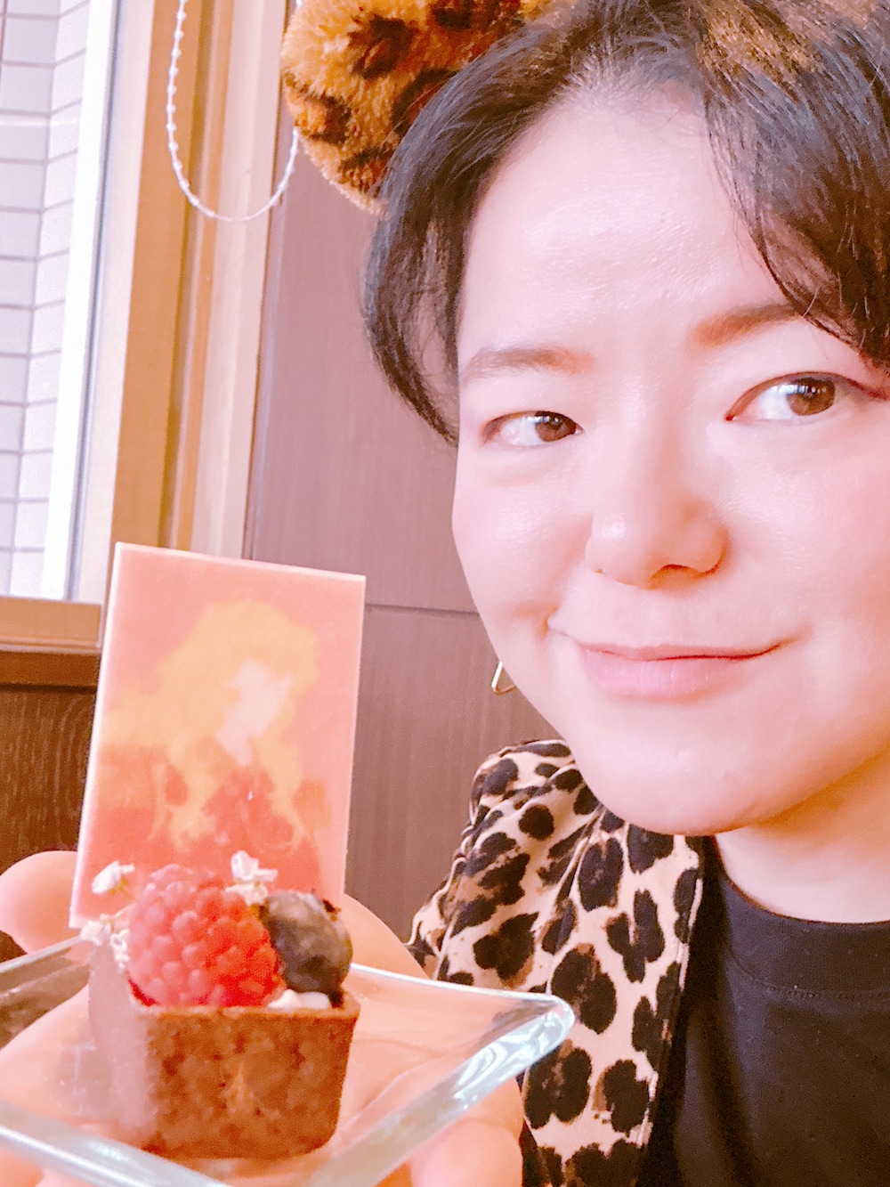 その他のテーラードジャケット、その他のその他パンツ、その他のヘアバンドを着用したレディースの春コーディネートの5枚目の写真