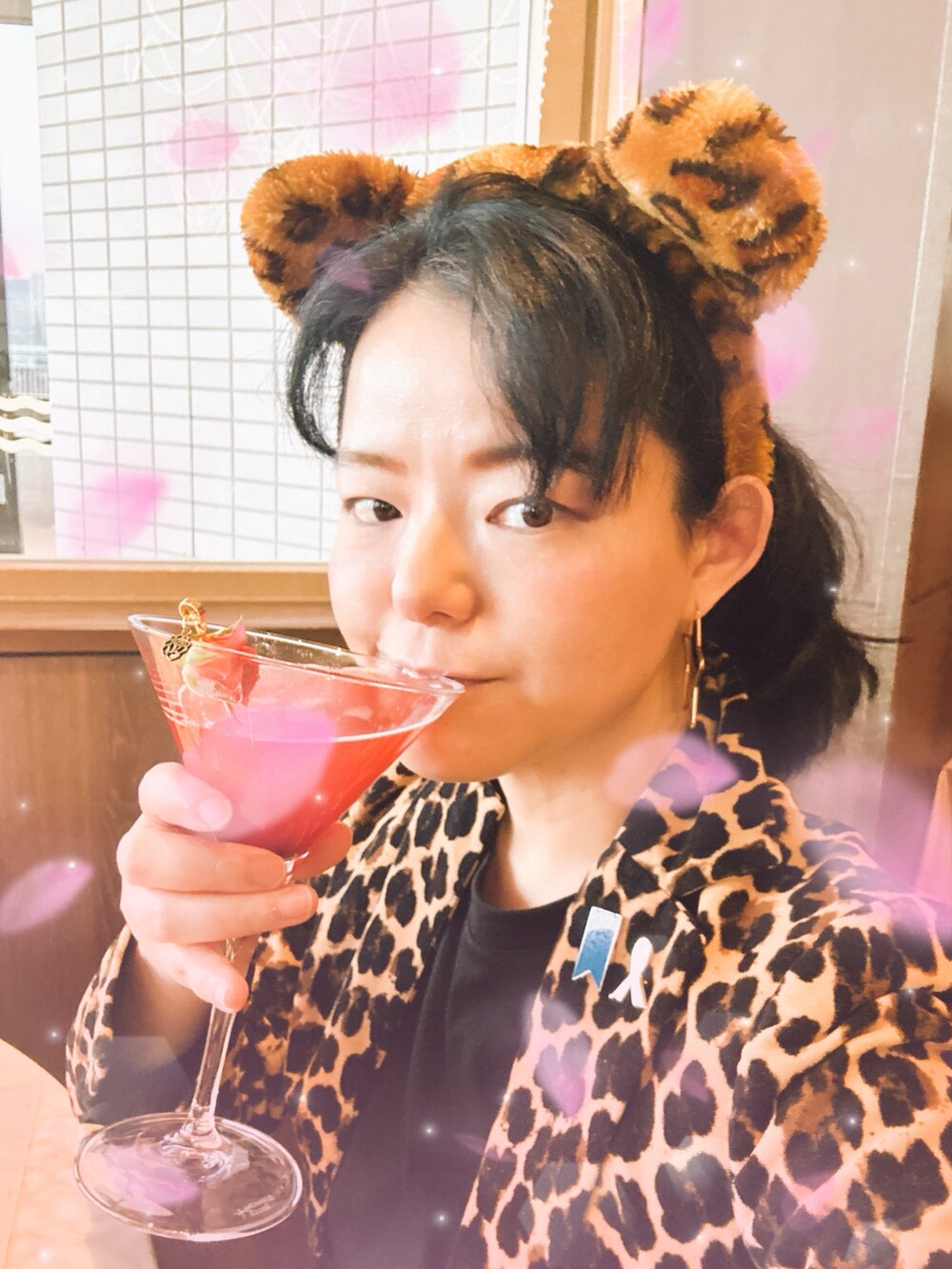 その他のテーラードジャケット、その他のその他パンツ、その他のヘアバンドを着用したレディースの春コーディネートの4枚目の写真