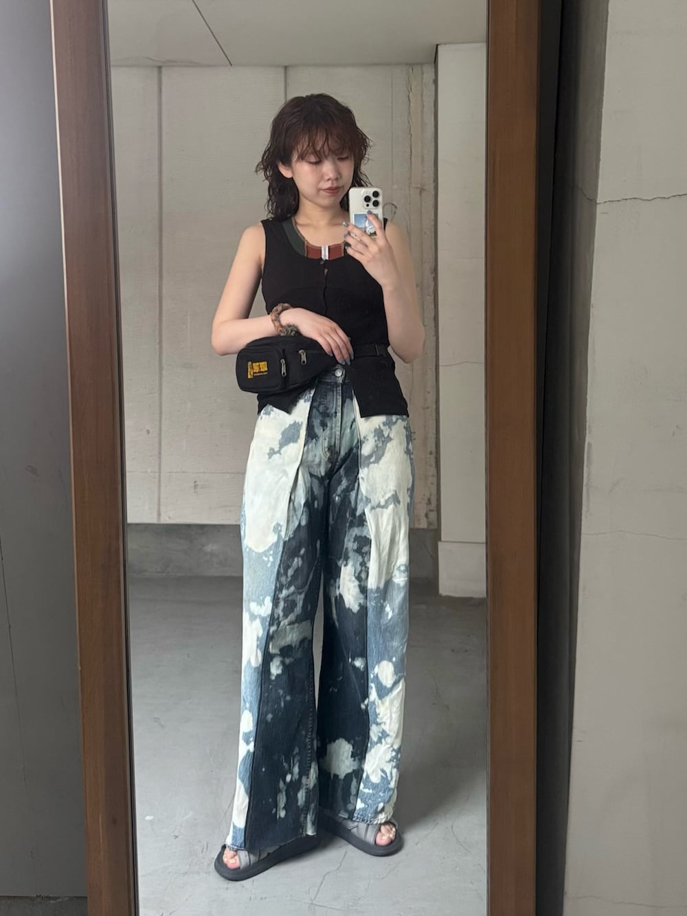 ブラック系のタンクトップ、グレー系のサンダルを着用したレディースの夏コーディネートの4枚目の写真