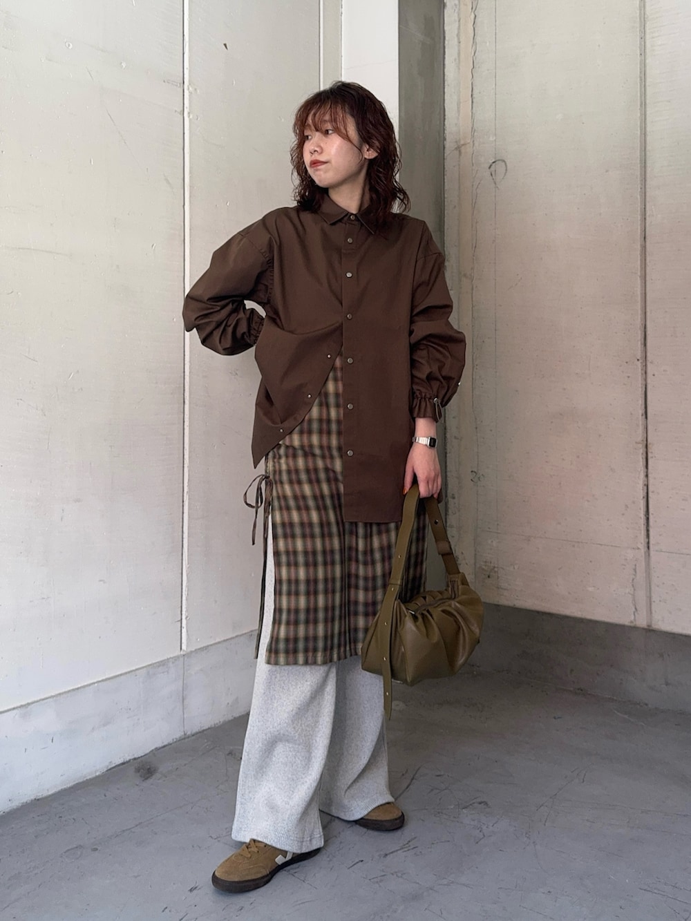 ブラウン系のシャツ/ブラウス、グリーン系のワンピース、グリーン系のショルダーバッグを着用したレディースの秋コーディネートの2枚目の写真