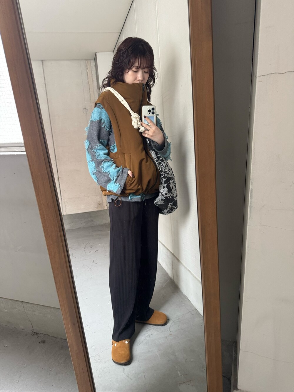 グレー系のニット/セーター、ブラック系のその他パンツ、その他のトートバッグを着用したレディースの秋コーディネートの7枚目の写真