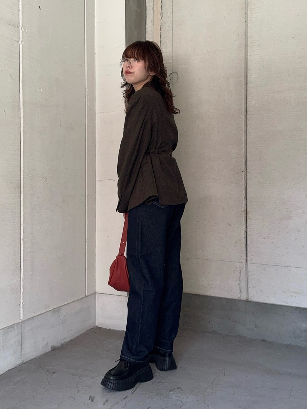 レッド系のショルダーバッグ、その他のテーラードジャケット、パープル系のその他トップスを着用したレディースの冬コーディネートの2枚目の写真