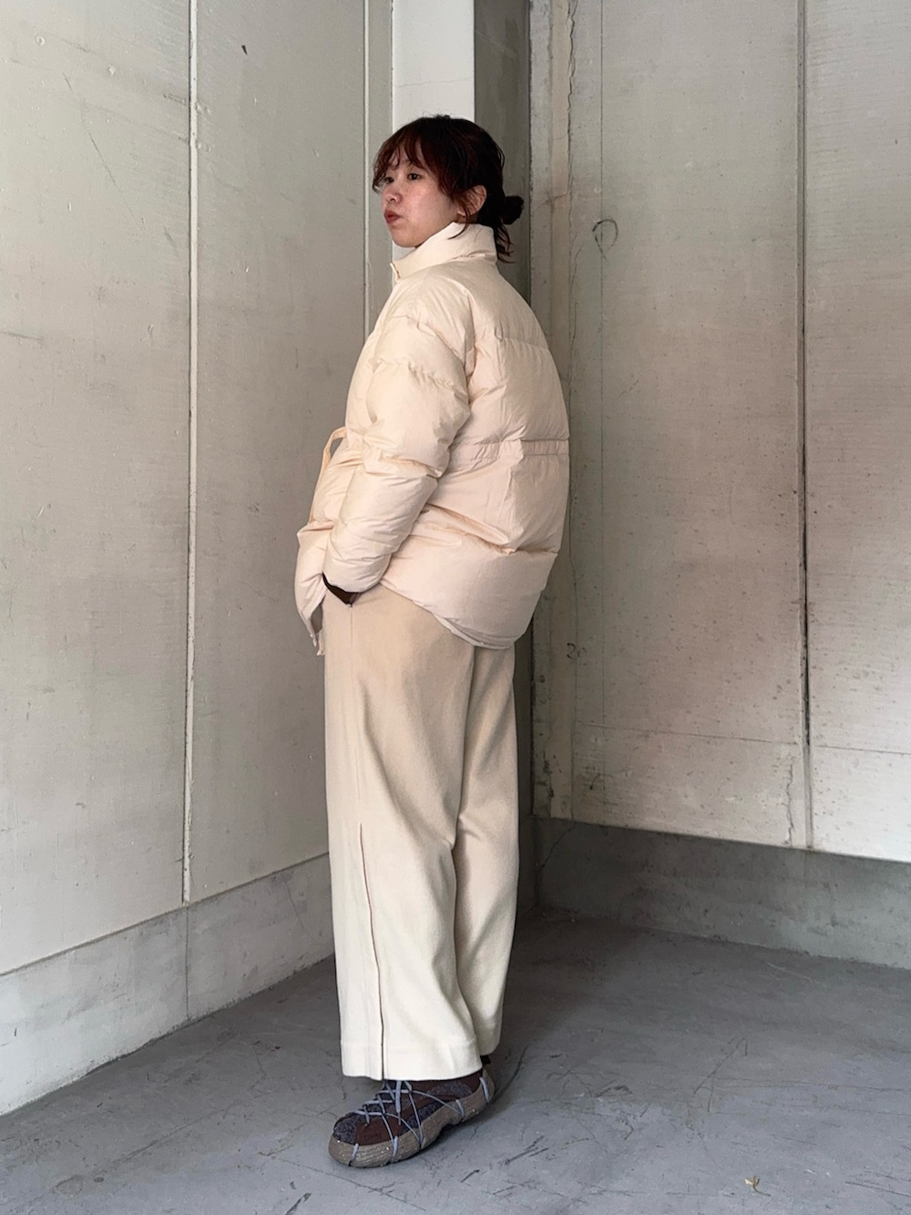 ブラウン系のスニーカー、ブラウン系のマフラーを着用したレディースの冬コーディネートの3枚目の写真