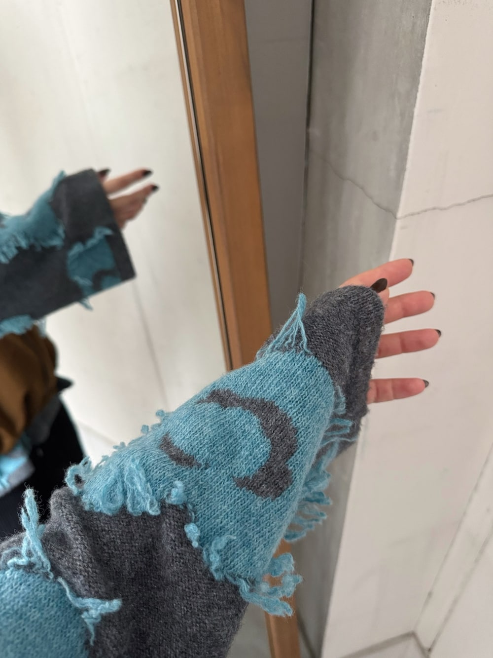 グレー系のニット/セーター、ブラック系のその他パンツ、その他のトートバッグを着用したレディースの秋コーディネートの5枚目の写真