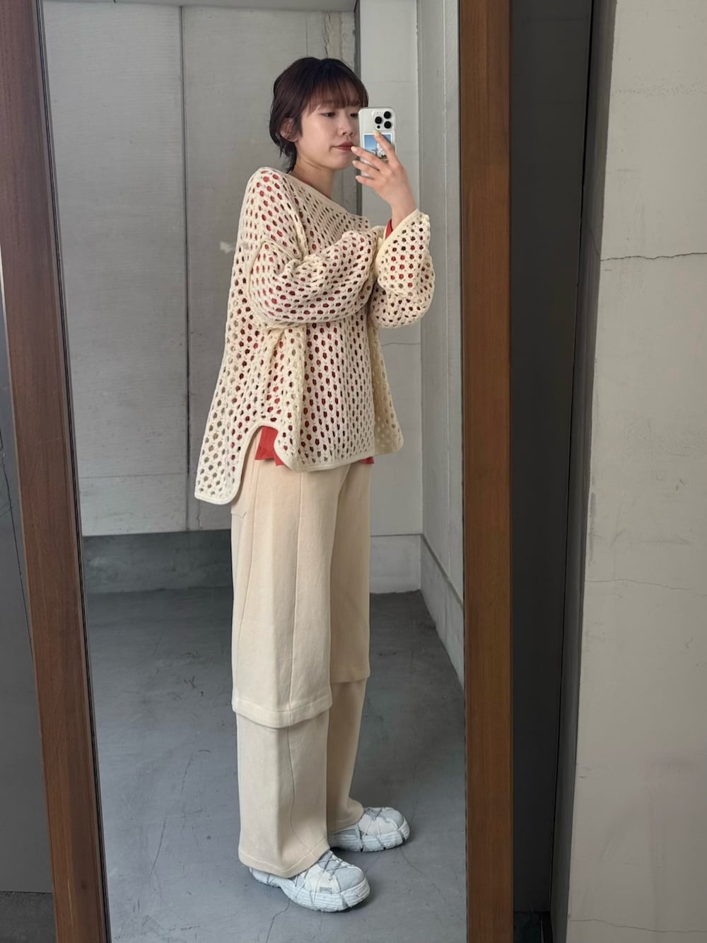 オレンジ系のTシャツ/カットソー、ホワイト系のその他パンツ、ホワイト系のスニーカーを着用したレディースの冬コーディネートの2枚目の写真