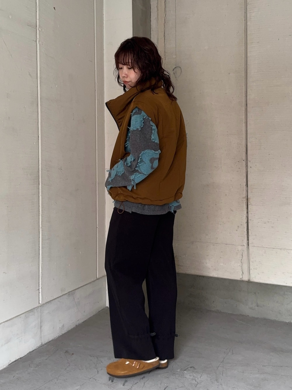 グレー系のニット/セーター、ブラック系のその他パンツ、その他のトートバッグを着用したレディースの秋コーディネートの3枚目の写真