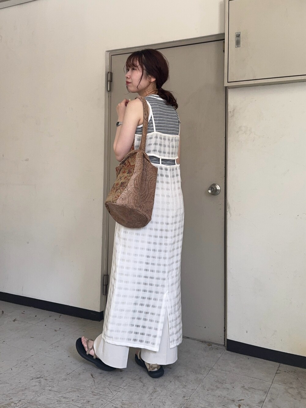 その他のタンクトップ、ホワイト系のワンピース、その他のトートバッグを着用したレディースの秋コーディネートの3枚目の写真