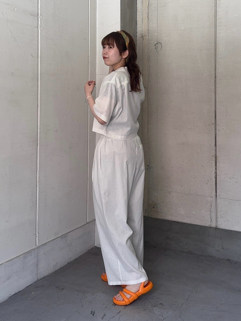 ホワイト系のシャツ/ブラウス、ブルー系のTシャツ/カットソー、ホワイト系のその他パンツを着用したレディースの春コーディネートの2枚目の写真