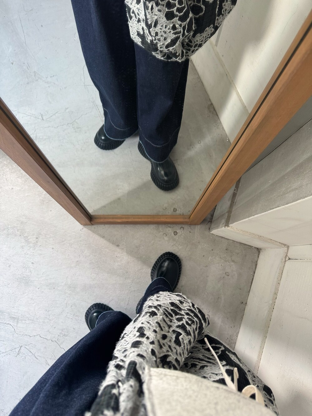 ブルー系のデニムパンツ、その他のトートバッグ、グリーン系のブーツを着用したレディースの秋コーディネートの4枚目の写真