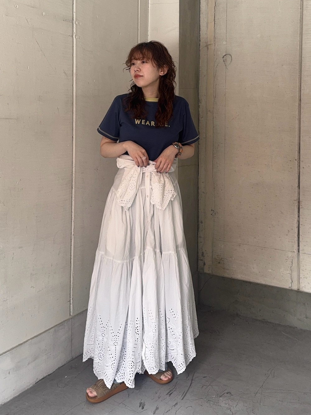ホワイト系のワンピース、ブルー系のTシャツ/カットソー、ベージュ系のサンダルを着用したレディースの夏コーディネートの2枚目の写真