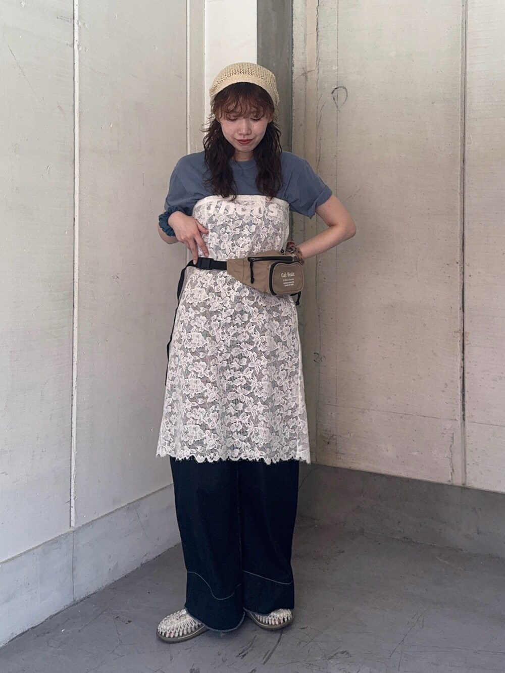 ホワイト系のスカート、ブルー系のデニムパンツ、ホワイト系のサンダルを着用したレディースの夏コーディネートの2枚目の写真
