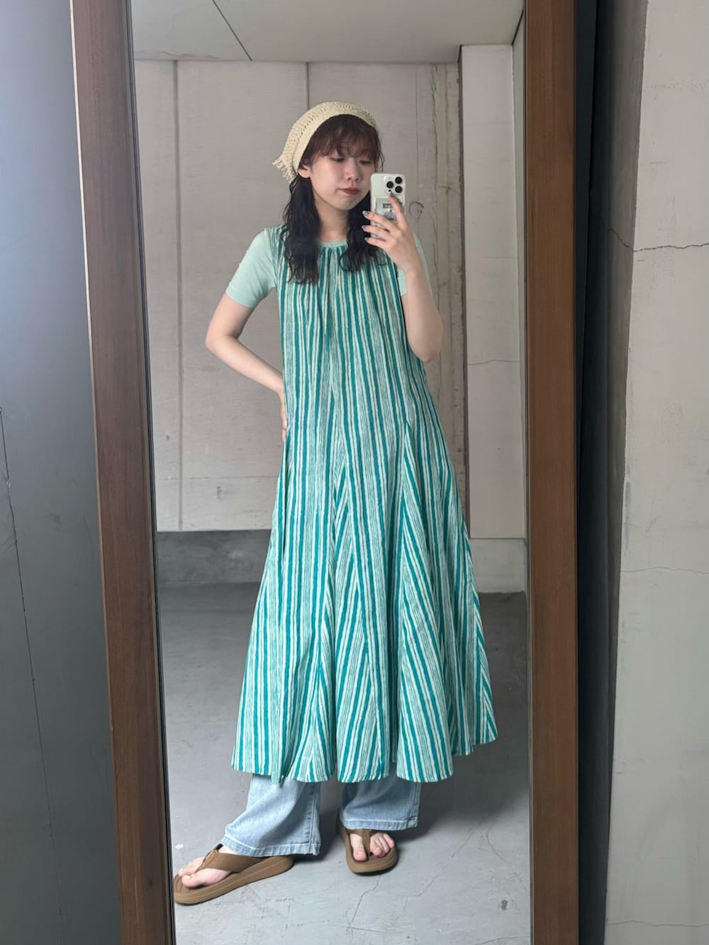 グリーン系のワンピース、グリーン系のTシャツ/カットソー、ベージュ系のバンダナ/スカーフを着用したレディースの夏コーディネートの5枚目の写真