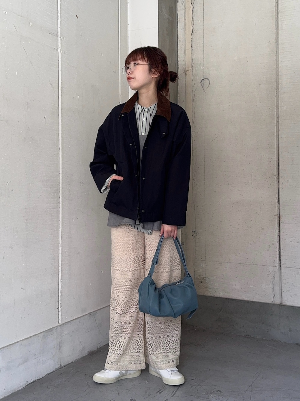 ブルー系のその他アウター、ホワイト系のその他パンツ、グリーン系のシャツ/ブラウスを着用したレディースの春コーディネートの2枚目の写真