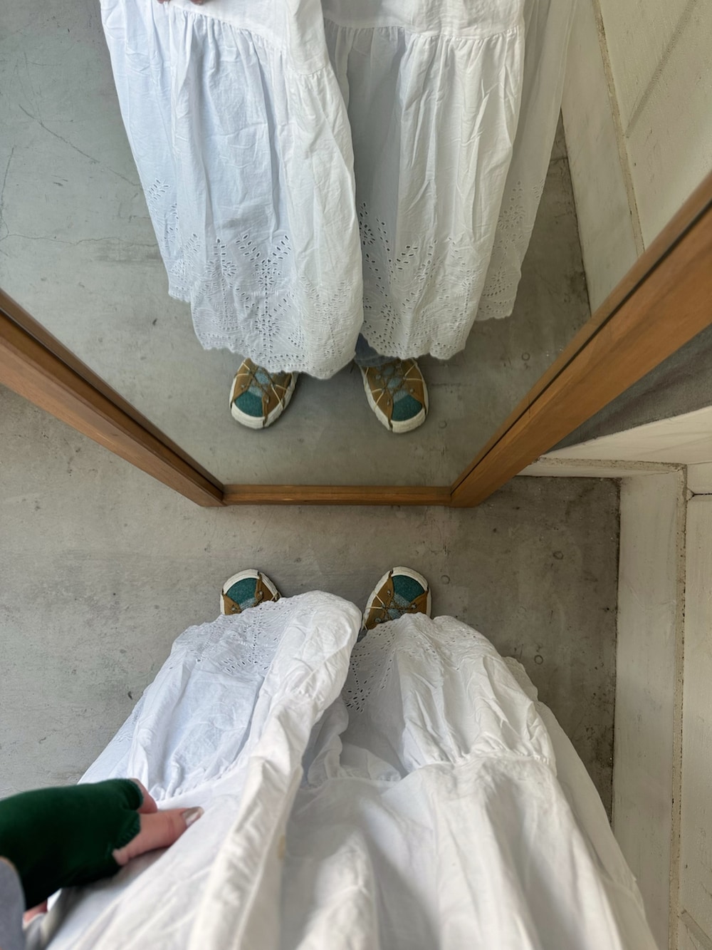 ホワイト系のワンピース、その他のTシャツ/カットソー、その他のスニーカーを着用したレディースの春コーディネートの5枚目の写真