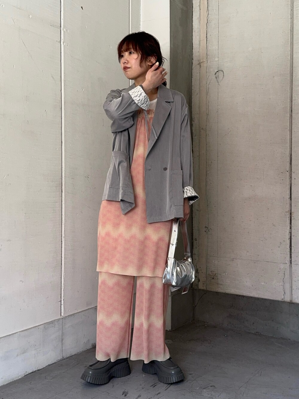 グレー系のその他アウター、ホワイト系のTシャツ/カットソー、シルバー系のハンドバッグを着用したレディースの冬コーディネートの5枚目の写真