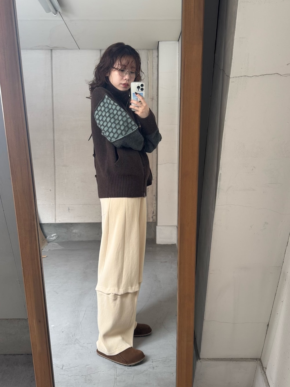 ホワイト系のその他パンツ、ブラウン系のショルダーバッグ、ブラウン系のサンダルを着用したレディースの秋コーディネートの5枚目の写真