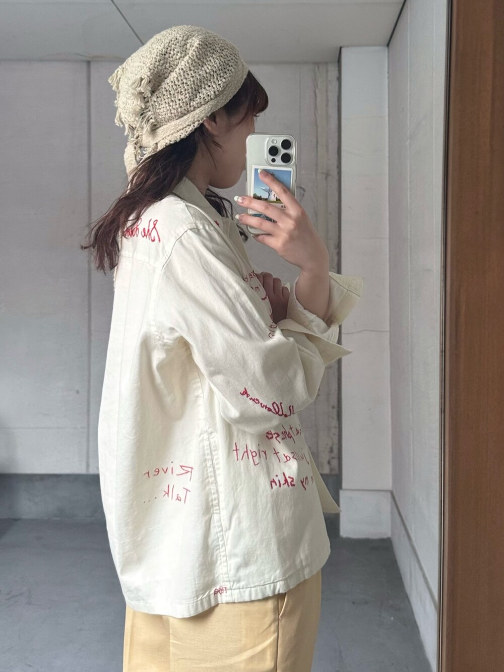 ブラウン系のローファー、ホワイト系のTシャツ/カットソー、ベージュ系のバンダナ/スカーフを着用したレディースの春コーディネートの2枚目の写真