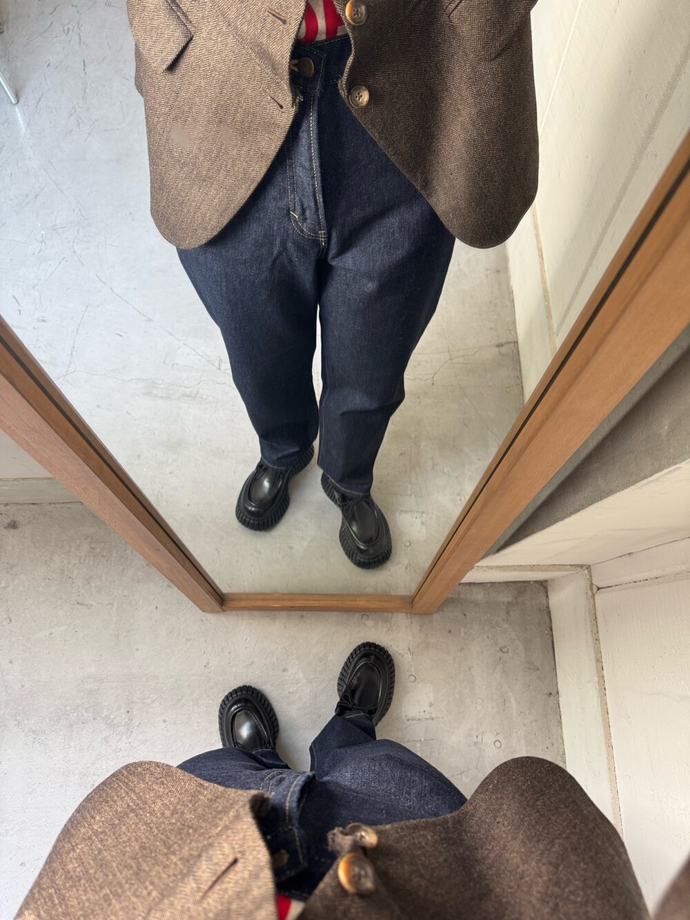 レッド系のショルダーバッグ、その他のテーラードジャケット、パープル系のその他トップスを着用したレディースの冬コーディネートの4枚目の写真