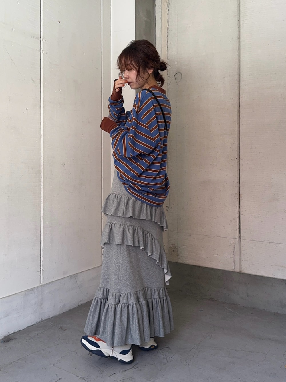 その他のTシャツ/カットソー、グレー系のスカート、ブラック系のショルダーバッグを着用したレディースの秋コーディネートの3枚目の写真