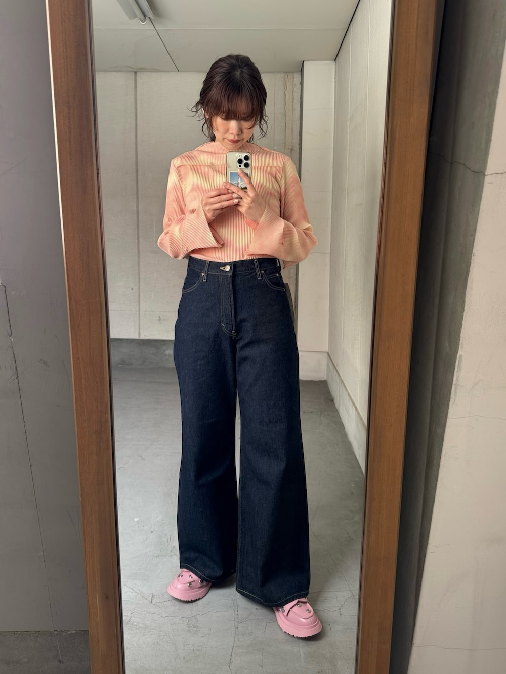 ブルー系のデニムジャケット、ブルー系のデニムパンツ、ブラック系のショルダーバッグを着用したレディースの冬コーディネートの7枚目の写真