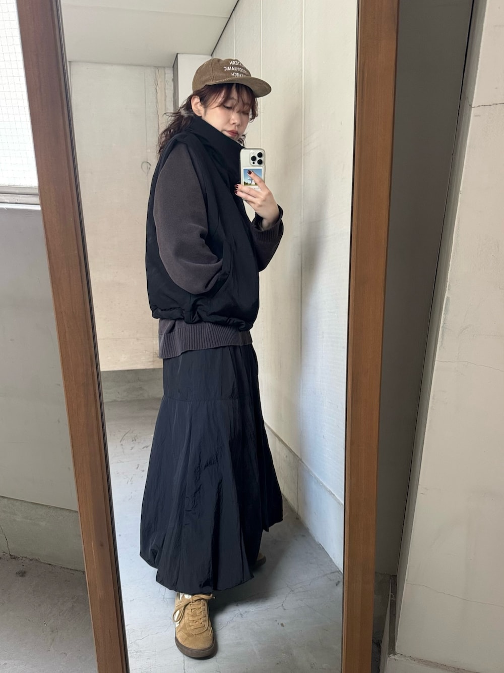 ベージュ系のスニーカー、ブラウン系のキャップを着用したレディースの冬コーディネートの5枚目の写真