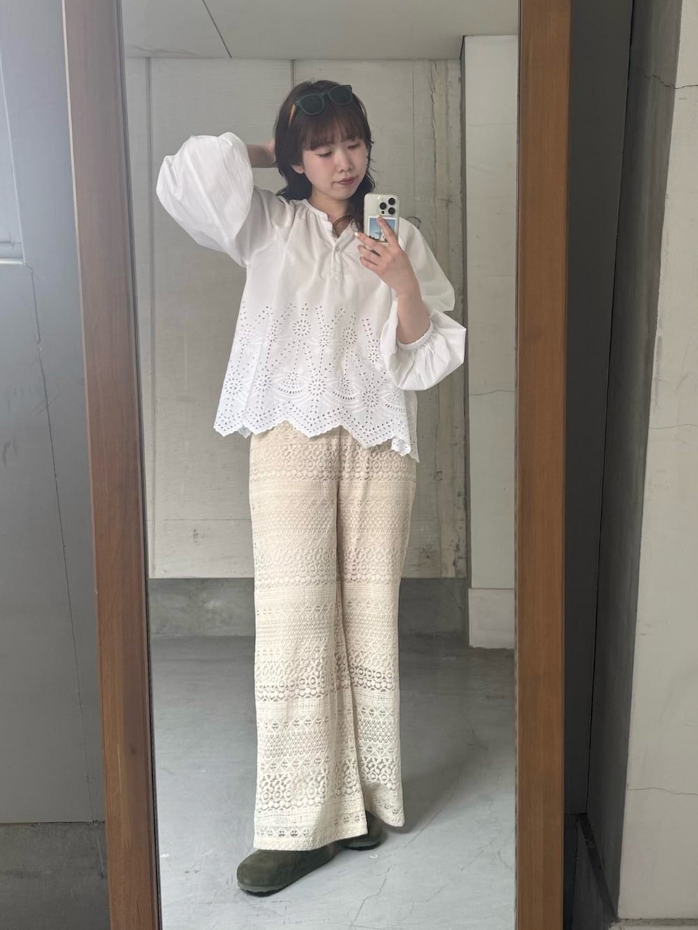 ホワイト系のシャツ/ブラウス、ホワイト系のその他パンツ、グリーン系のサンダルを着用したレディースの春コーディネートの3枚目の写真