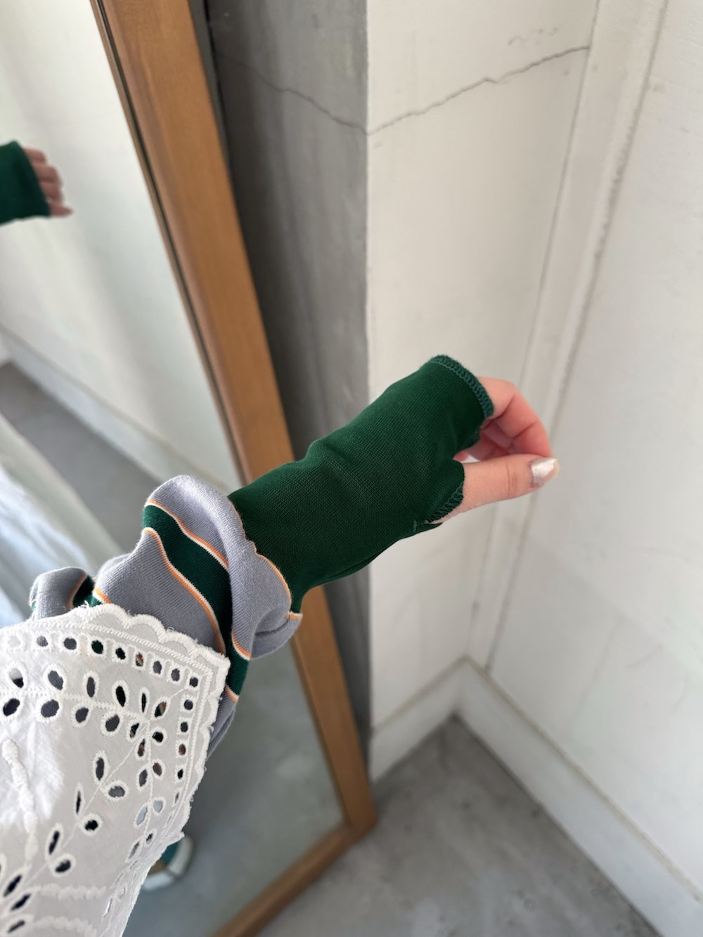 ホワイト系のワンピース、その他のTシャツ/カットソー、その他のスニーカーを着用したレディースの春コーディネートの6枚目の写真
