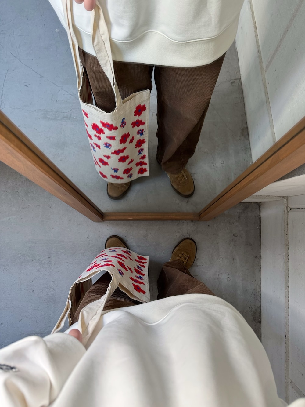 ホワイト系のスウェット、ホワイト系のトートバッグ、グリーン系のその他パンツを着用したレディースの冬コーディネートの2枚目の写真