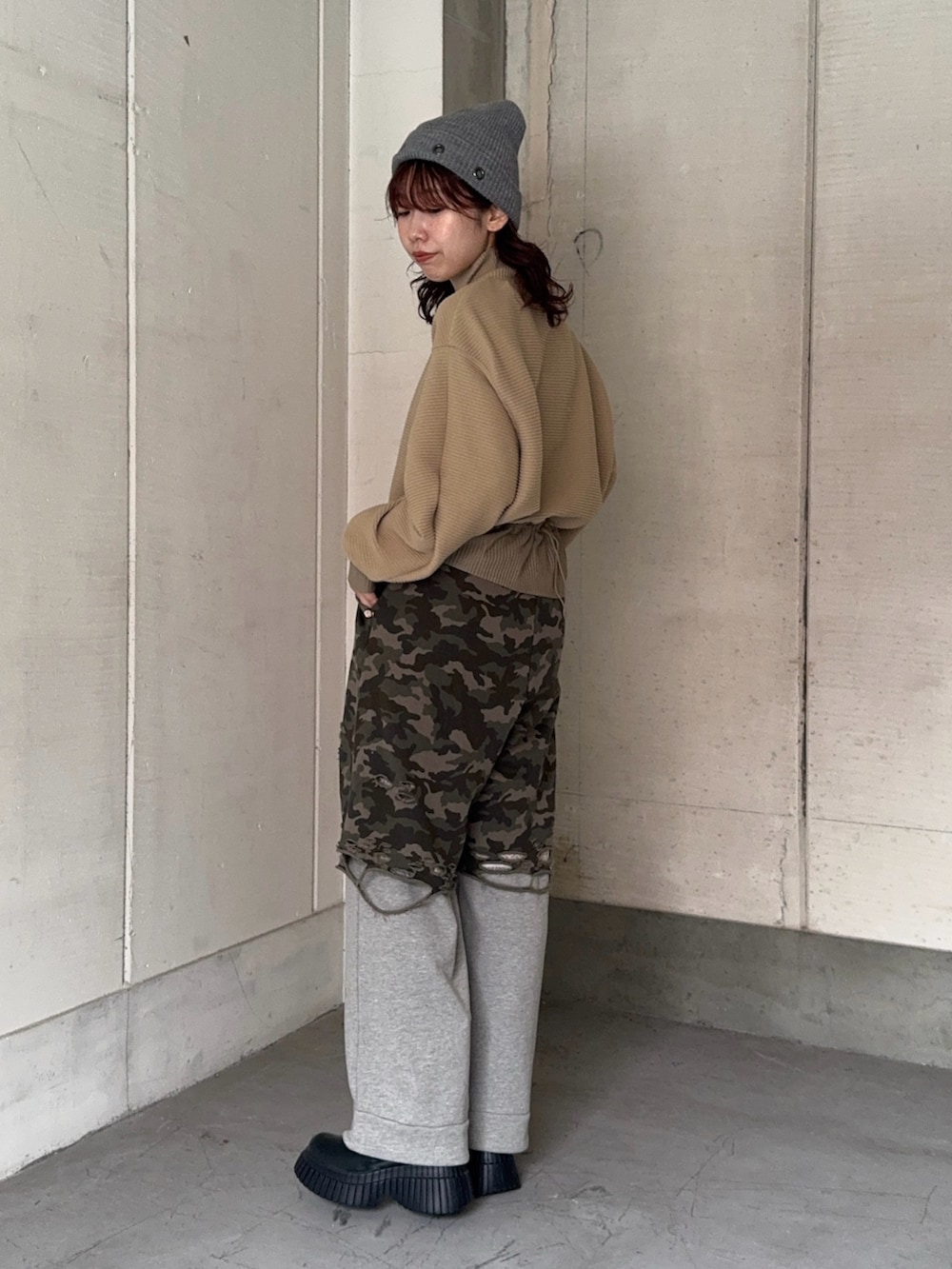 ベージュ系のTシャツ/カットソー、グリーン系のブーツを着用したレディースの秋コーディネートの3枚目の写真