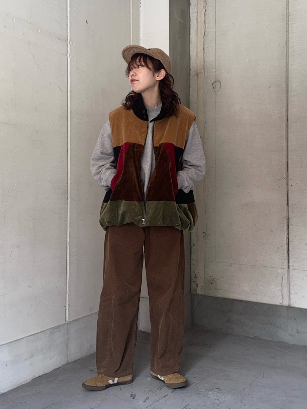 ベージュ系のスニーカー、グレー系のスウェット、その他のベストを着用したレディースの秋コーディネートの4枚目の写真