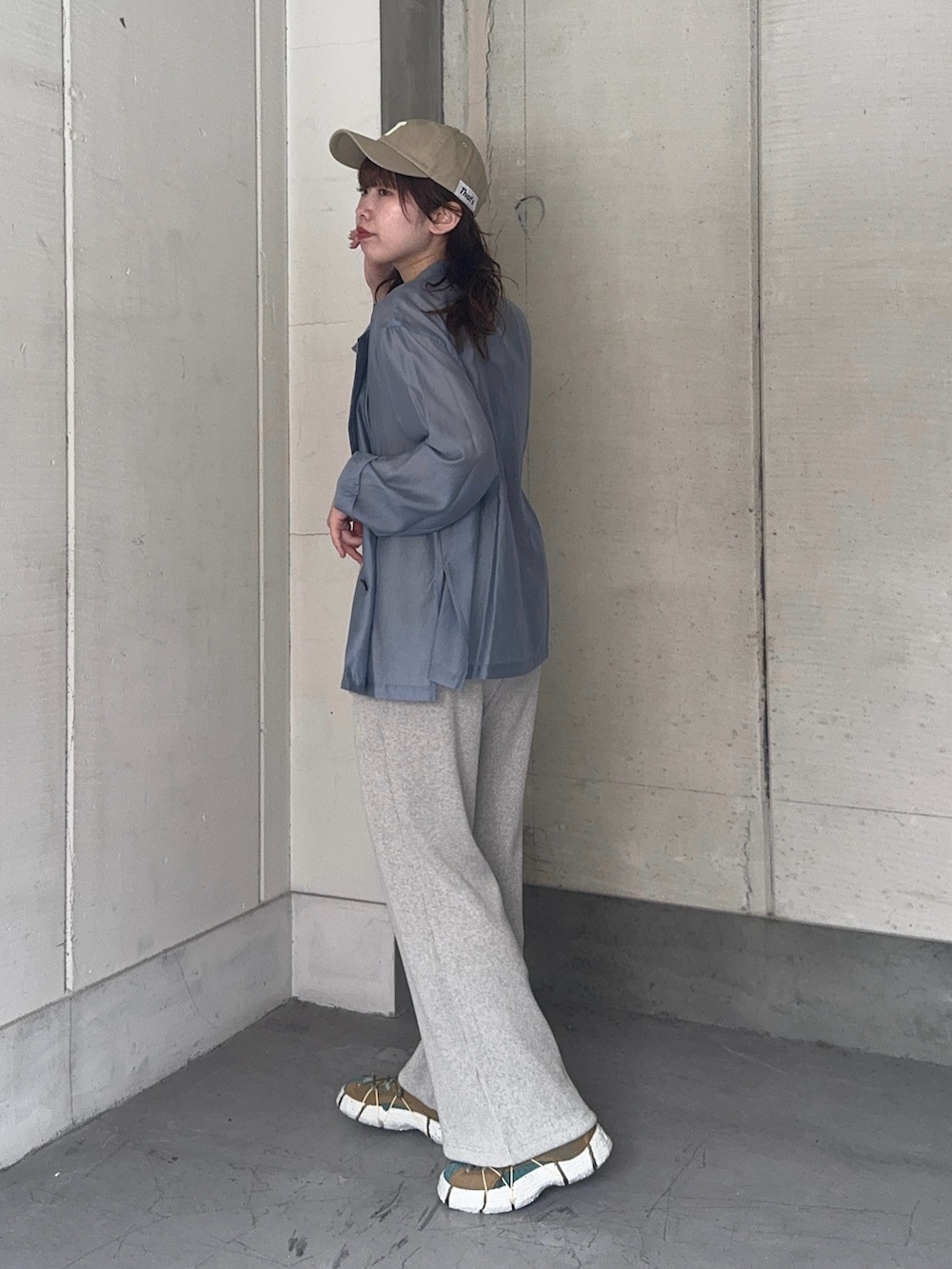 ブルー系のその他アウター、グレー系のその他パンツ、その他のスニーカーを着用したレディースの春コーディネートの3枚目の写真