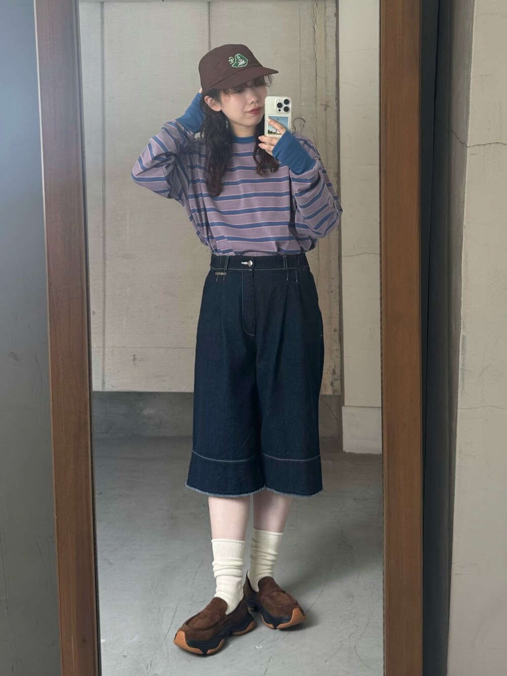 ブルー系のTシャツ/カットソー、ブルー系のデニムパンツ、ブラウン系のキャップを着用したレディースの夏コーディネートの5枚目の写真