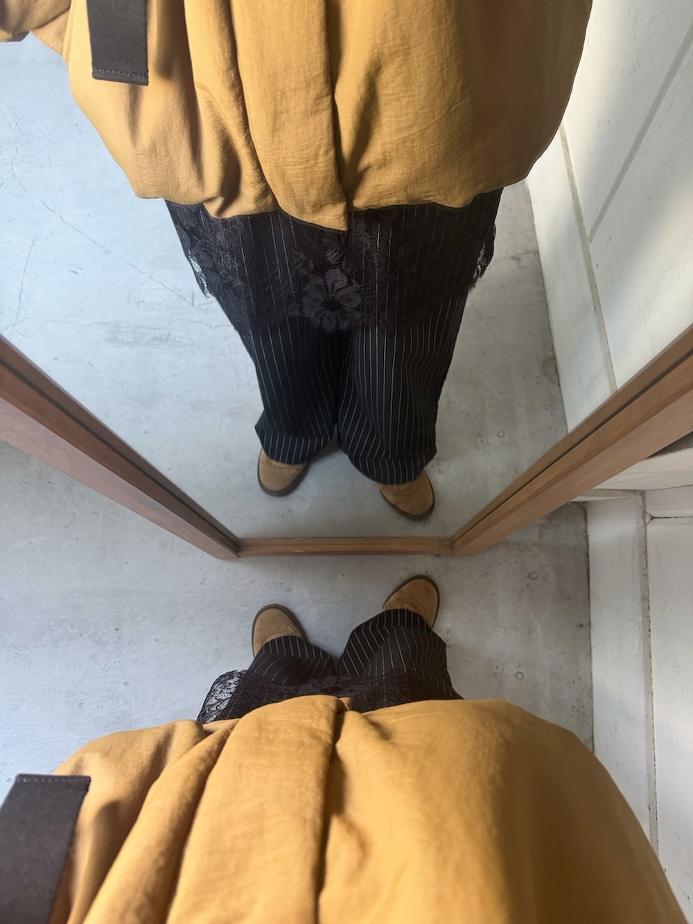 グリーン系のブルゾン、ブラック系のその他パンツ、ブラック系のショルダーバッグを着用したレディースの冬コーディネートの3枚目の写真