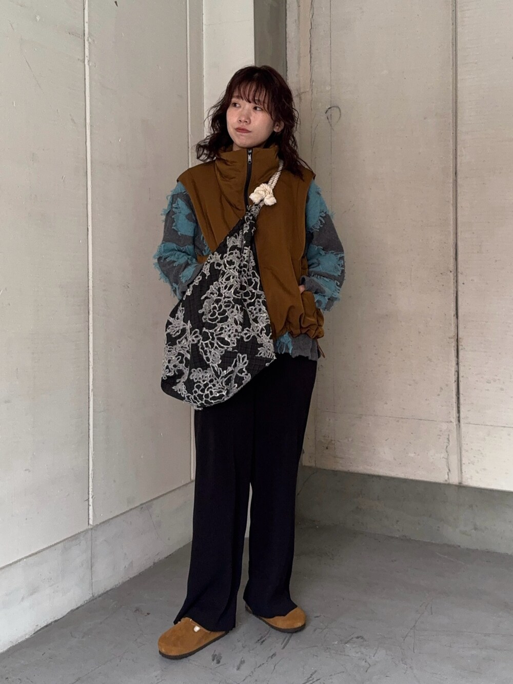 グレー系のニット/セーター、ブラック系のその他パンツ、その他のトートバッグを着用したレディースの秋コーディネートの2枚目の写真