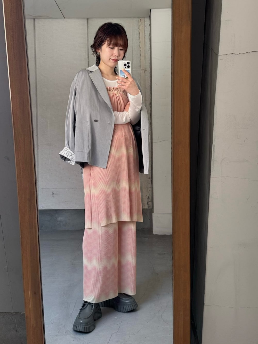 グレー系のその他アウター、ホワイト系のTシャツ/カットソー、シルバー系のハンドバッグを着用したレディースの冬コーディネートの2枚目の写真