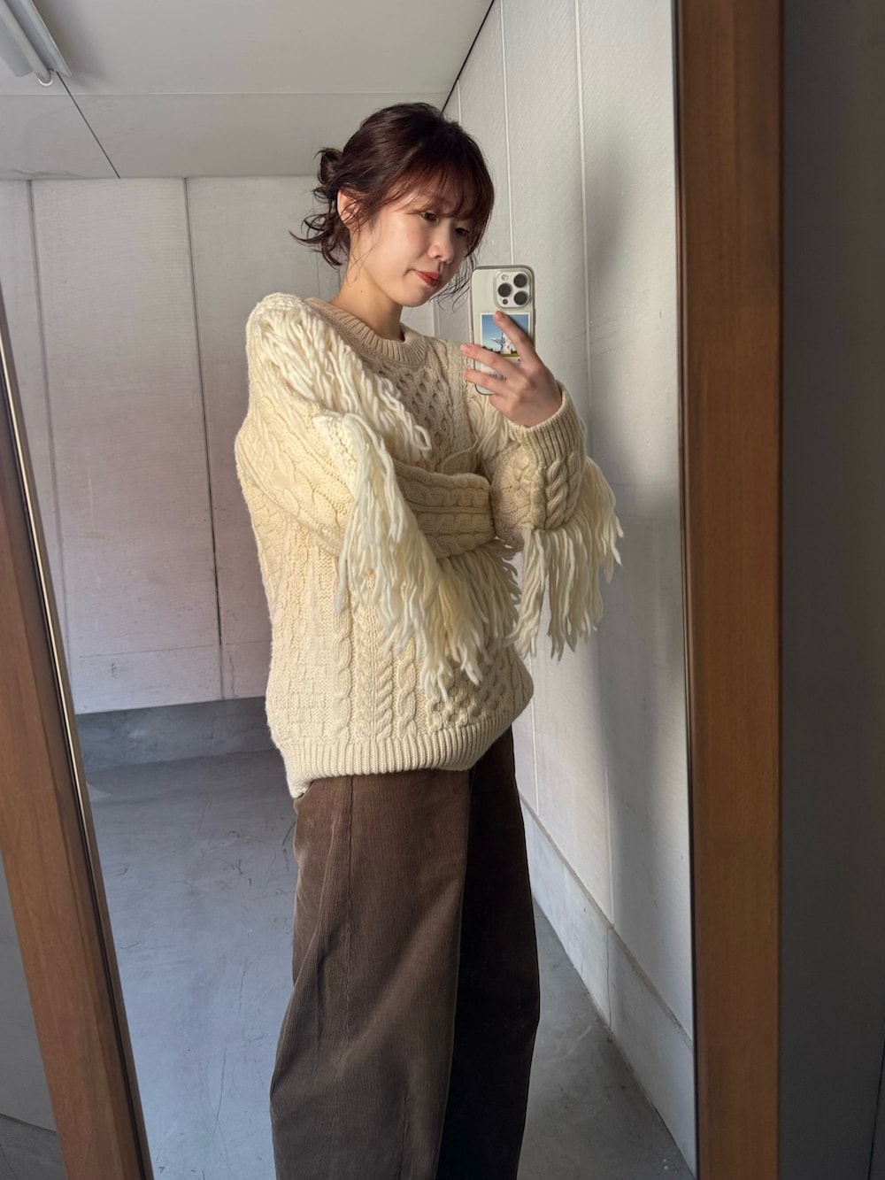 その他のニット/セーター、ブラック系のドレスシューズ、ブラック系のハンドバッグを着用したレディースの秋コーディネートの2枚目の写真